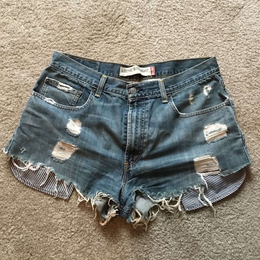 Distressed Levi’s Cut Off Jean Shorts
